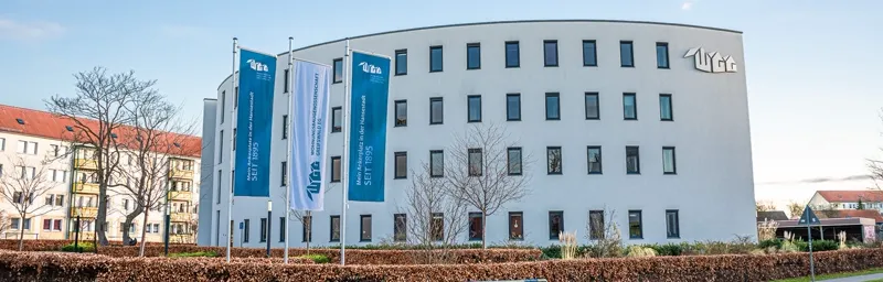 Verwaltungsgeb&auml;ude der Wohnungsbau-Genossenschaft Greifswald eG mit WGG-Fahnen